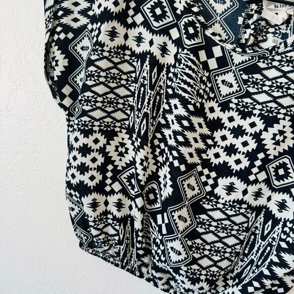 💚 Kirra | black and white pattern top - Picture 3 of 3